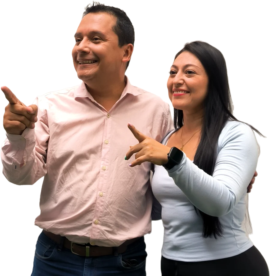 Jorge y Diana señalando las propuestas